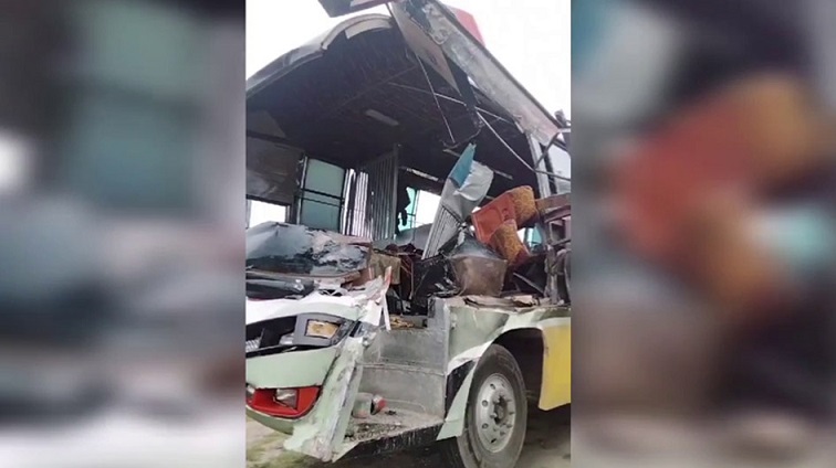 বঙ্গবন্ধু সেতুর ওপর ট্রাকের পেছনে যাত্রীবাহী বাসের ধাক্কায় তিন যাত্রী নিহত
